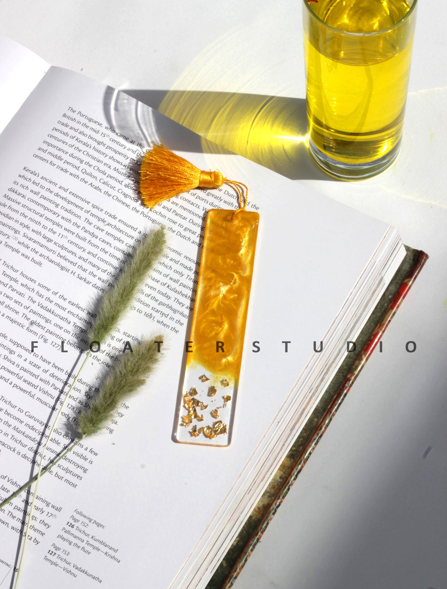 Bookmark, Resin Bookmark in Four Colour Pink, Blue, Yellow and Green, with Transparent Gold Leaf, Beautiful Page Marker