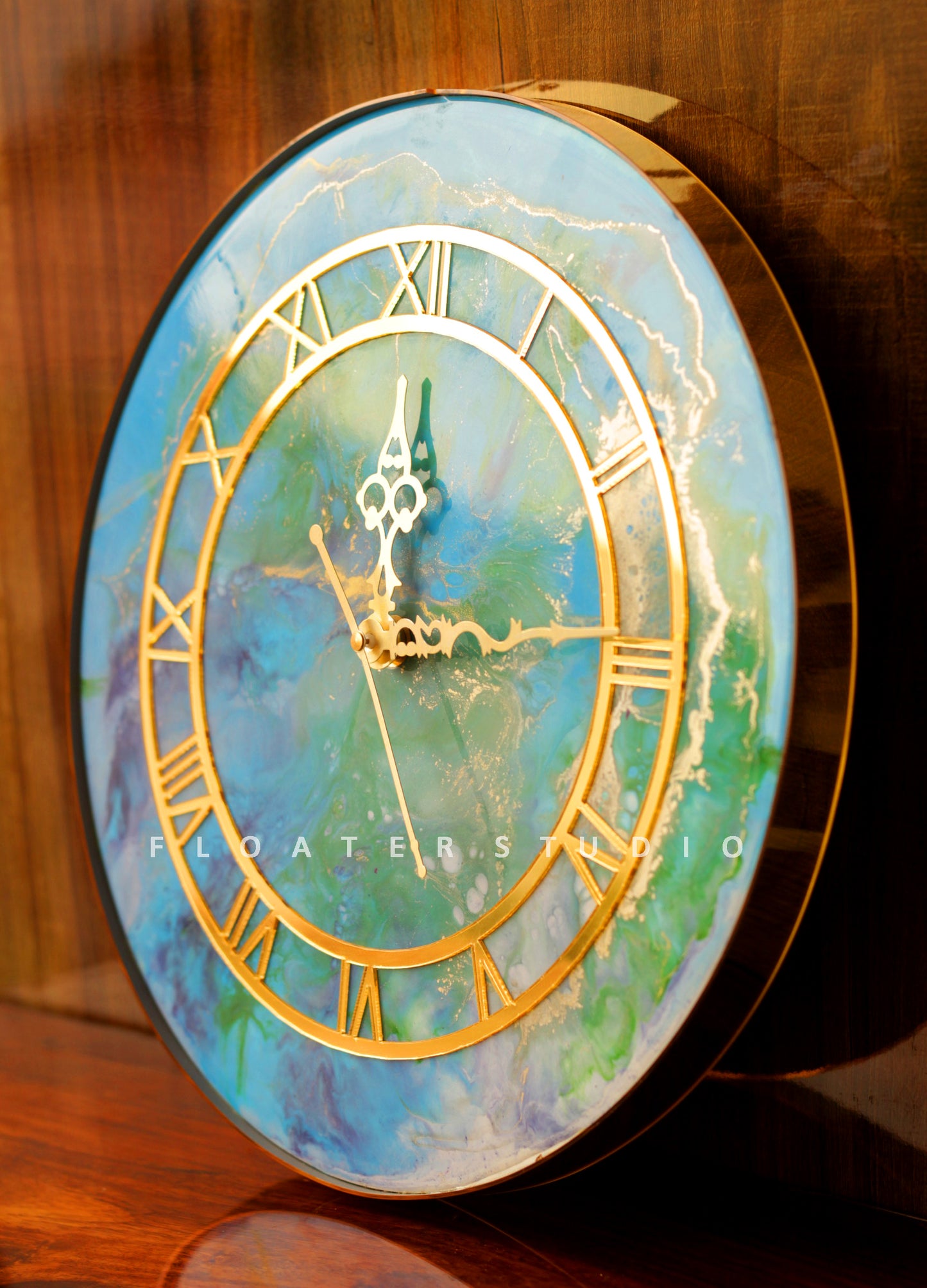 Roman Resin Clock, with Golden Frame or golden Texture